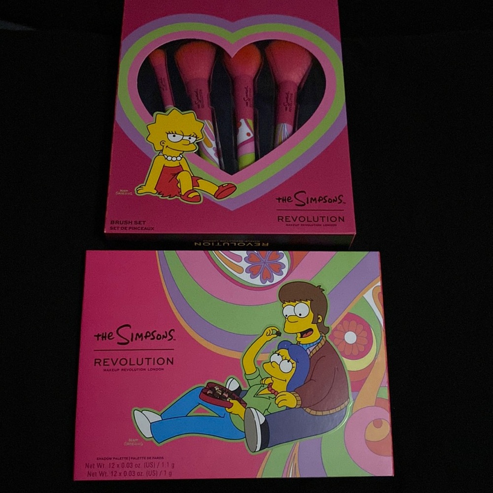 Make up revolution The Simpsons summer of love eyeshadow pallet and brush set